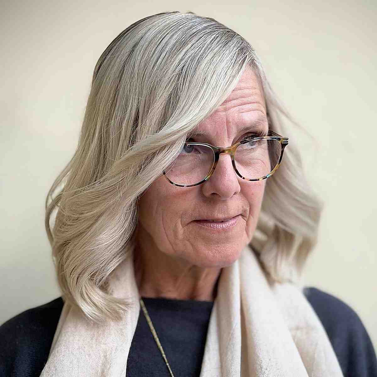 Bob long pour femmes de 70 ans avec des lunettes de vue