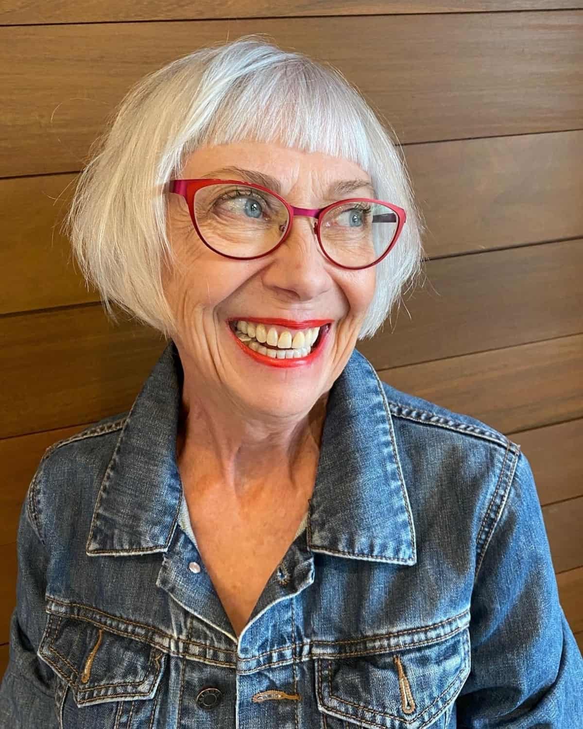 Bob français pour les femmes élégantes avec des lunettes