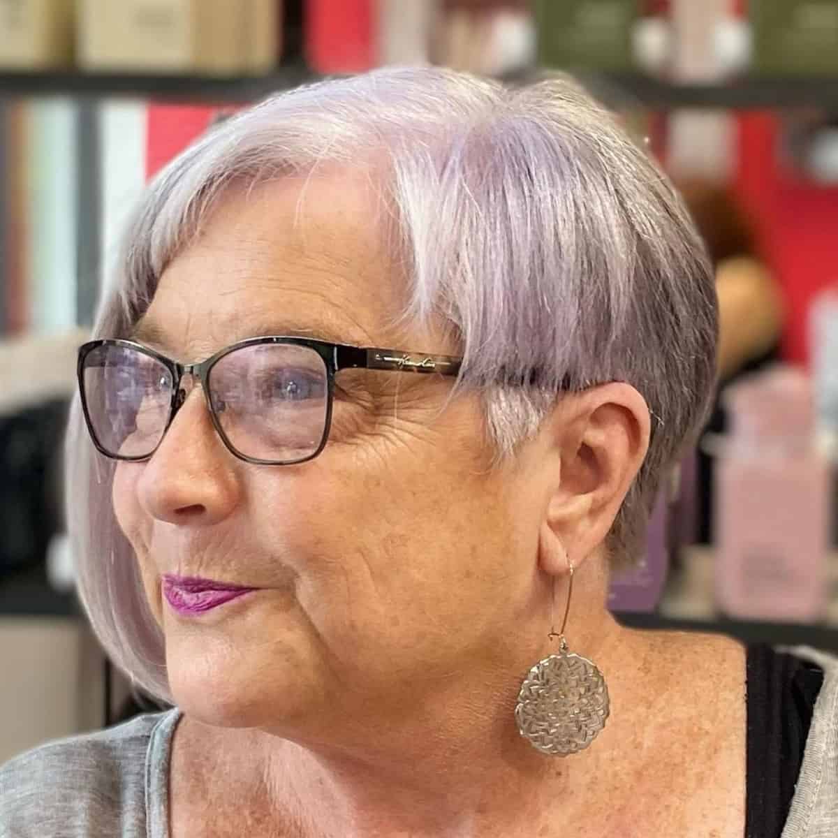 Bob asymétrique pour les femmes de 70 ans et plus avec des lunettes.