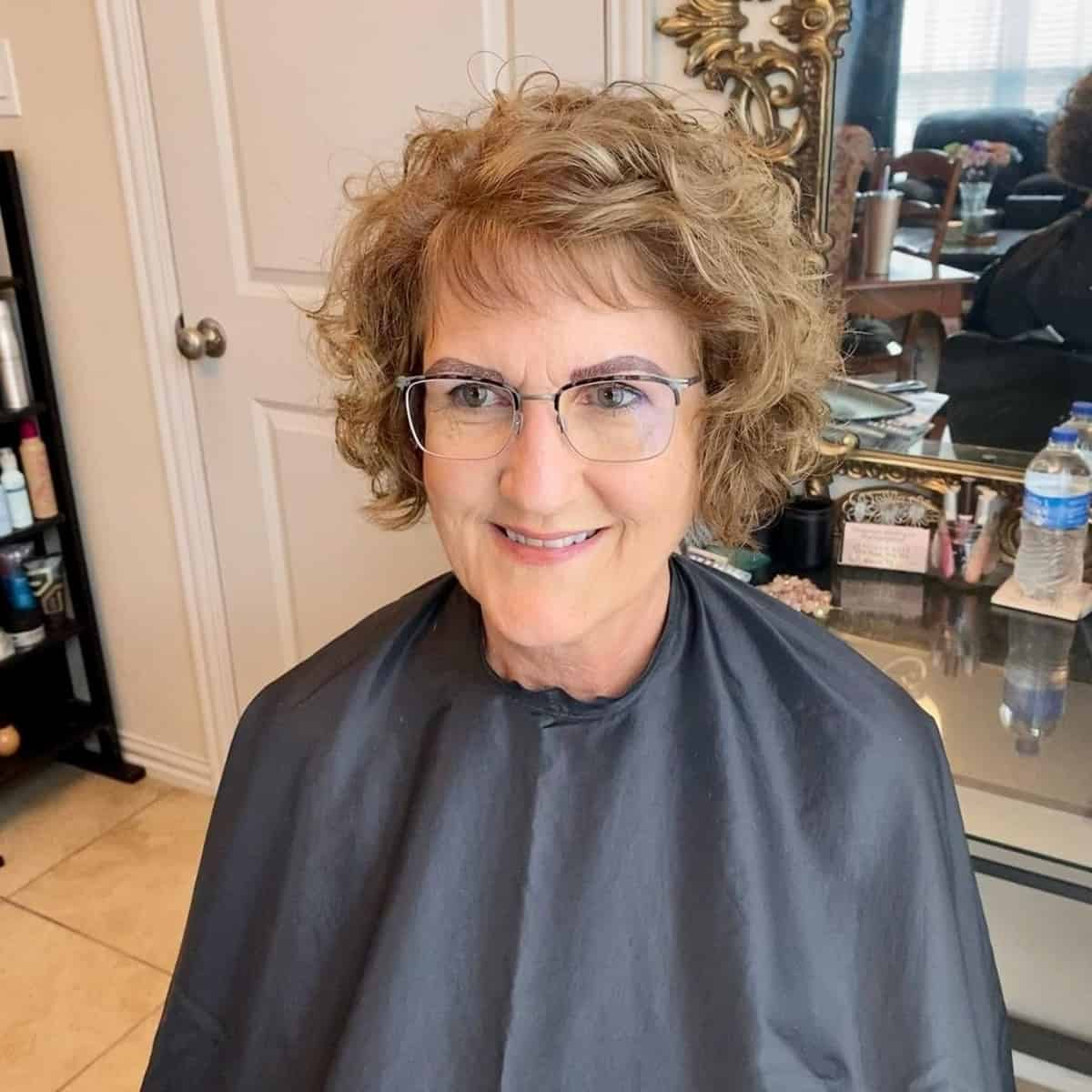 Des boucles volumineuses et flatteuses pour les femmes de plus de 70 ans.