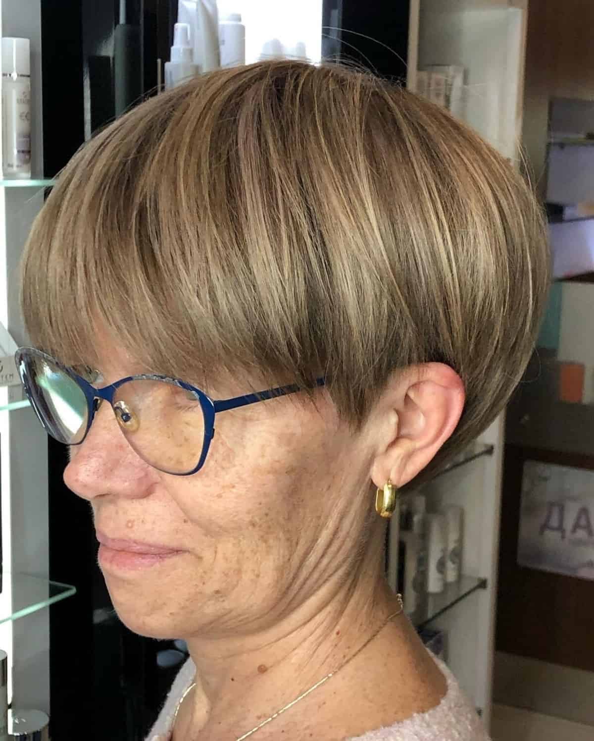 Pixie Bob plus jeune pour les personnes de 70 ans avec des lunettes.