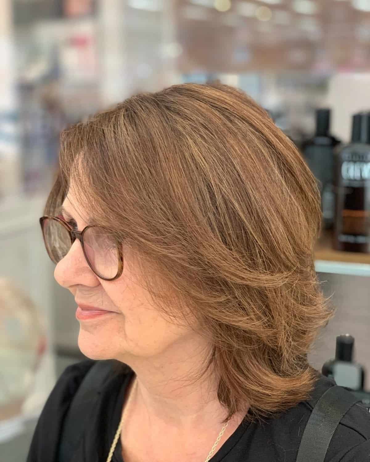 Coupe mi-longue intemporelle pour les femmes de plus de 70 ans