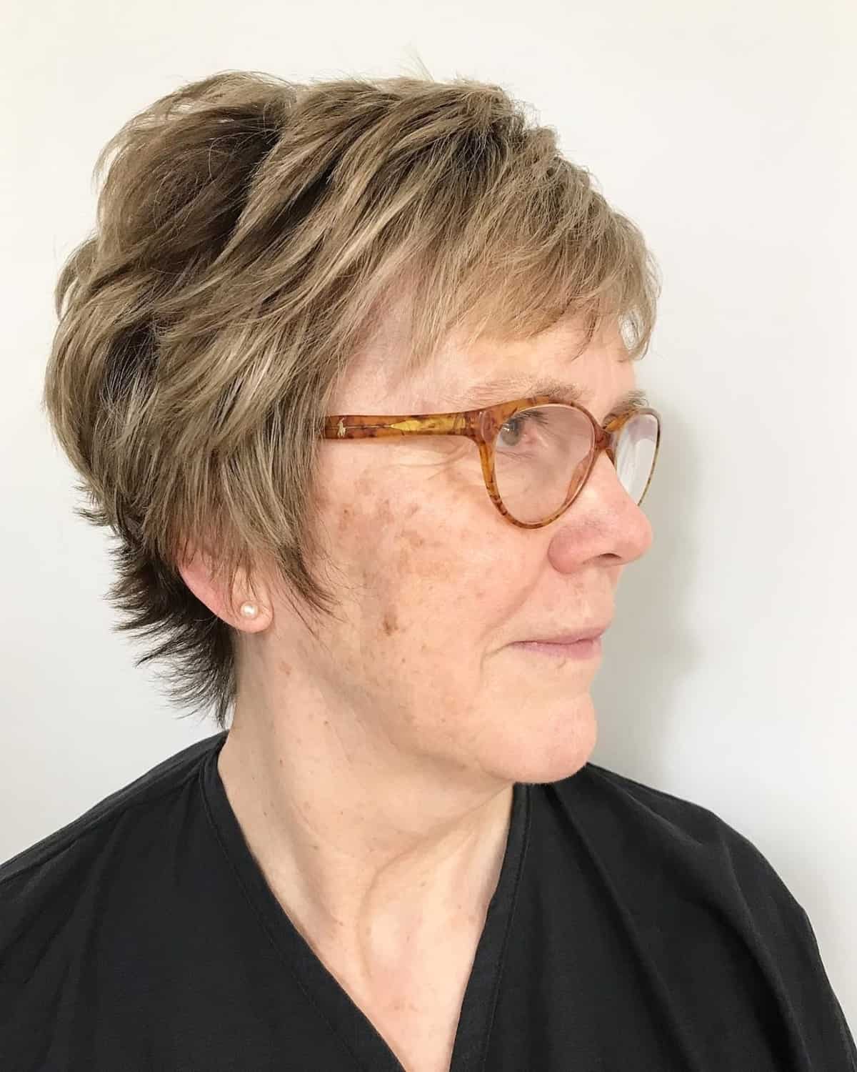 Coupe de cheveux Pixie pour les femmes âgées avec de petits cadres