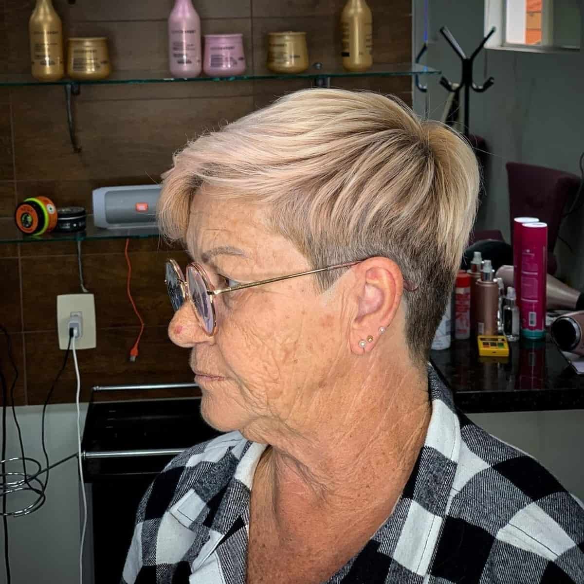 Pixie au look jeune pour les femmes de plus de 70 ans