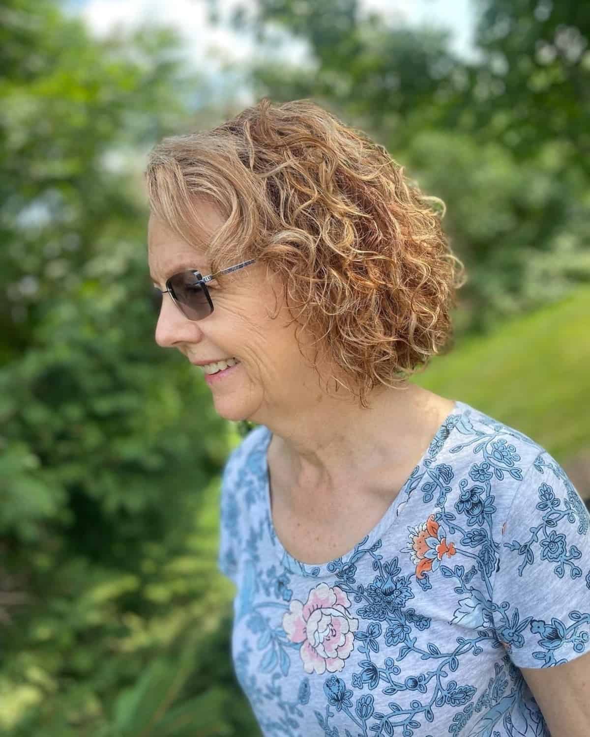 Coupe de cheveux courte pour les femmes âgées aux cheveux bouclés