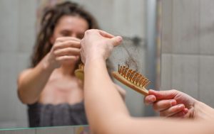 Femmes-avec-des-poils-sur-les-poils-ménopause-symptôme