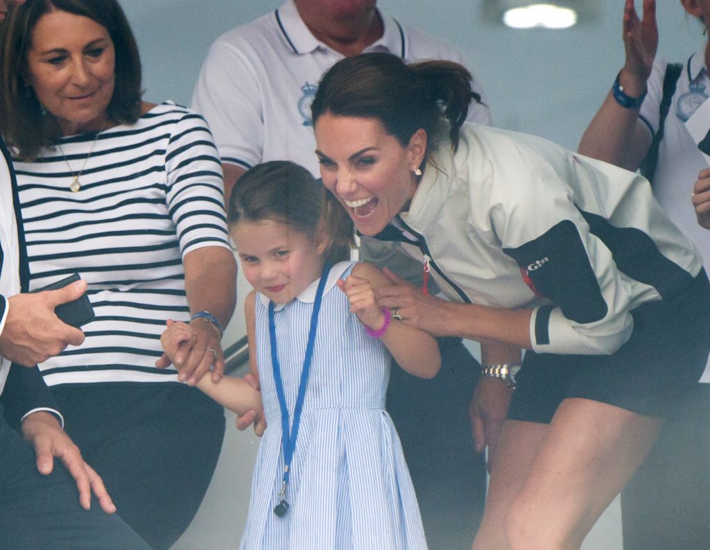 Carole Middleton, la princesse Charlotte et Catherine, duchesse de Cambridge, assistent à la présentation de la King's Cup Regatta. 