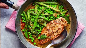 Poulet au beurre de sauge de Joe Wicks et légumes de printemps au citron