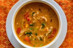 Soupe tom yum au poulet à faible teneur en glucides