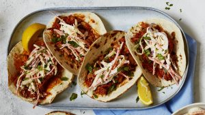 wraps au poulet tiré à l'harissa avec salade de yaourt à la feta