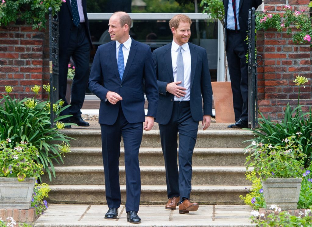Le prince William, duc de Cambridge, et le prince Harry, duc de Sussex, arrivent pour l'inauguration d'une statue de leur mère, la princesse Diana.