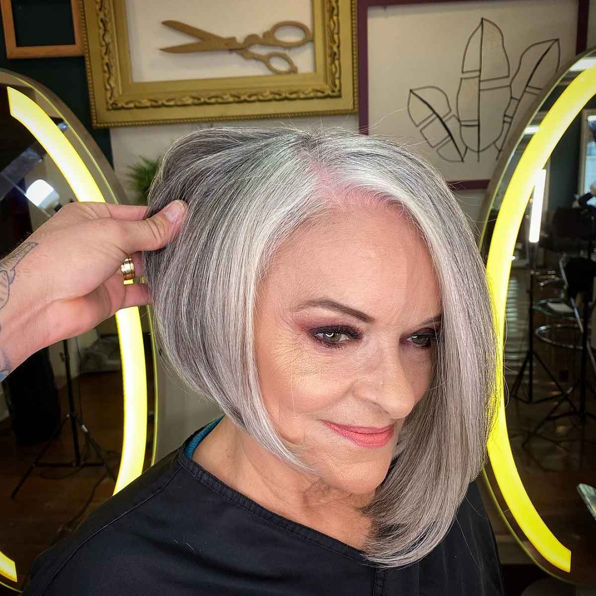 Bob asymétrique gris pour cheveux fins