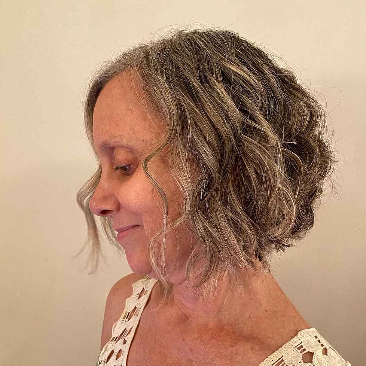 Coiffure ondulée pour les femmes de 60 ans et plus