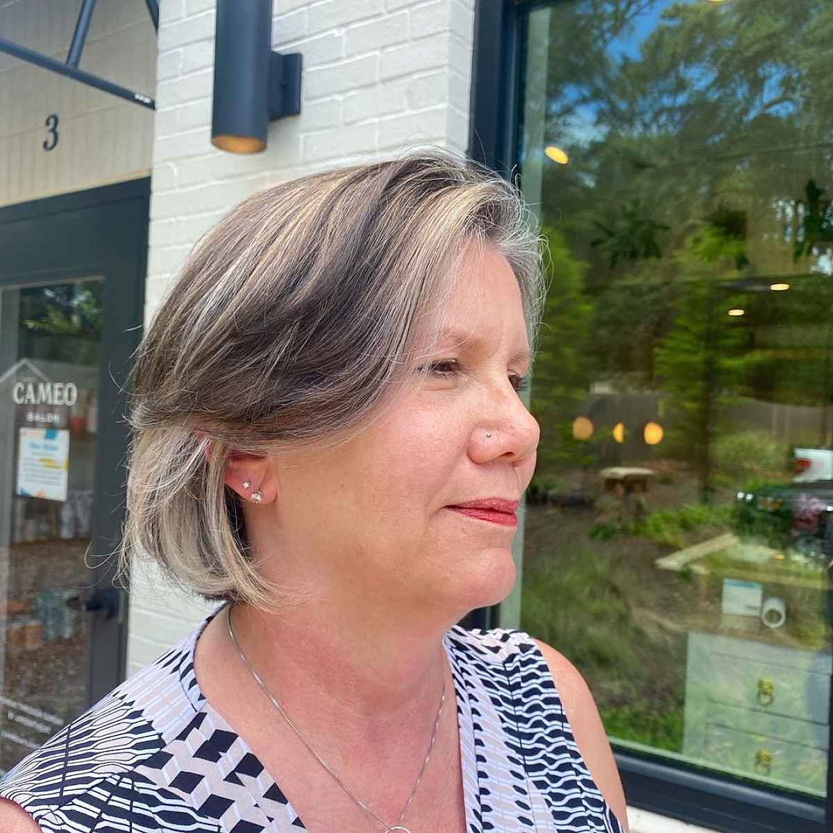 Coupe de cheveux au poivre et au sel pour les femmes mûres