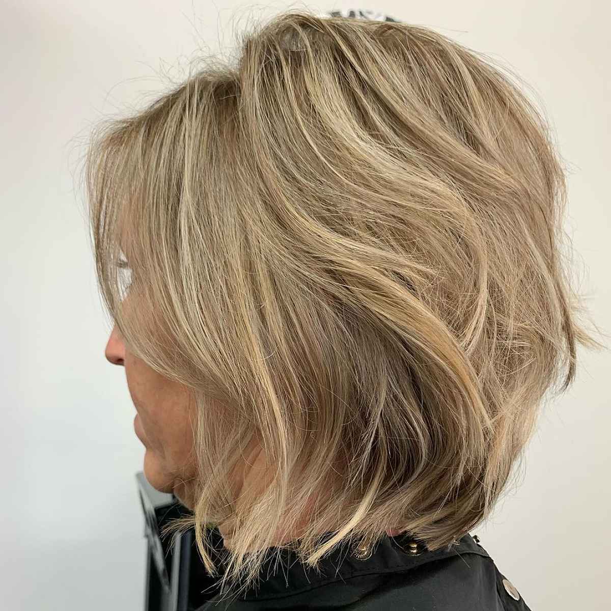 Cheveux longs avec de longues mèches pour les femmes de plus de 60 ans