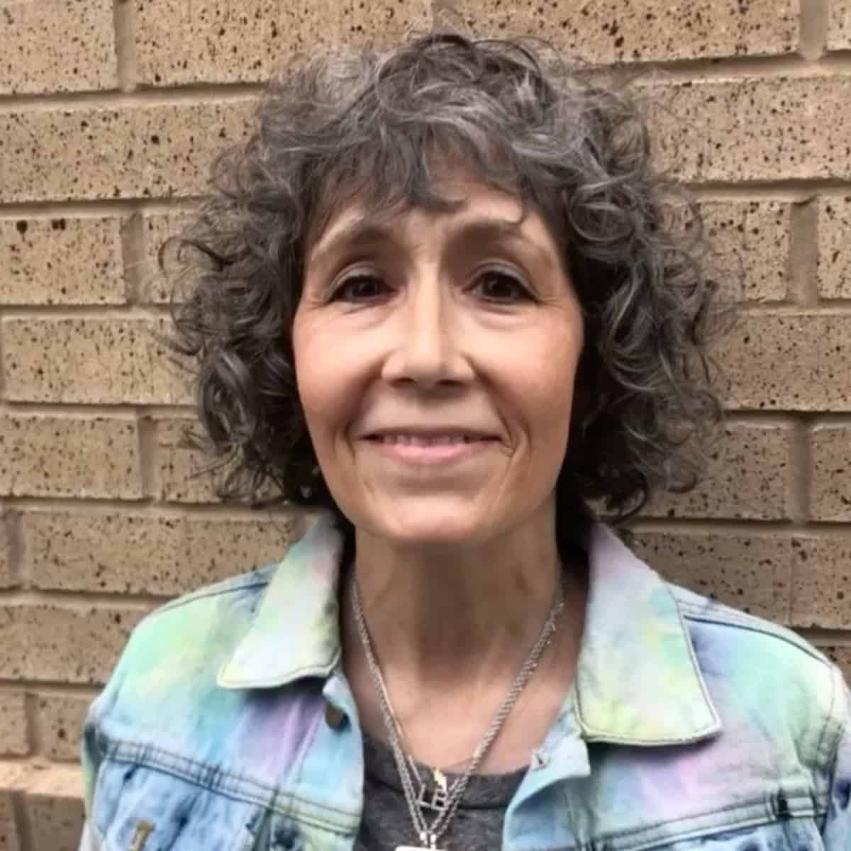 Bob frisé pour les femmes de plus de 60 ans aux cheveux bouclés