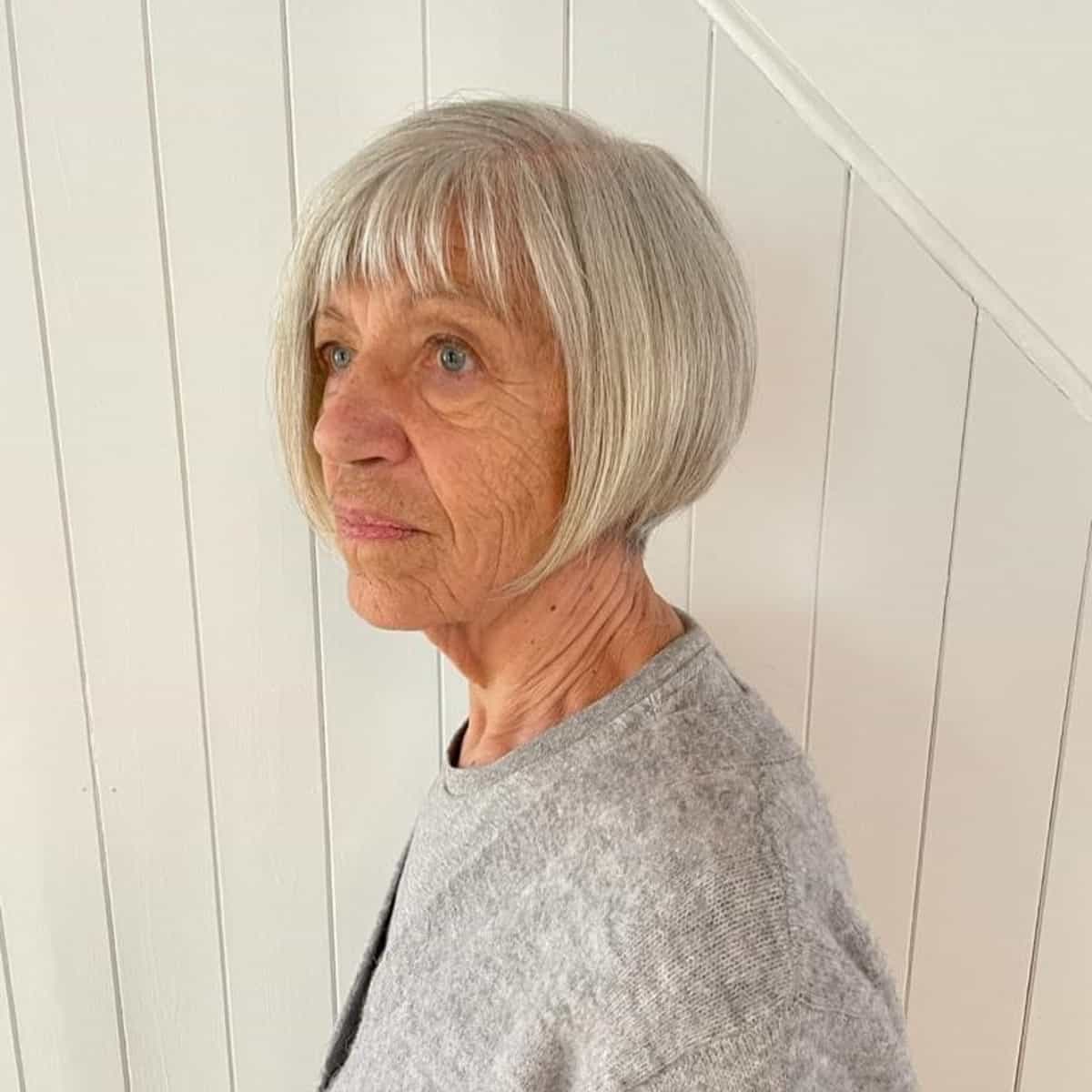 Coupe de cheveux arrondie pour une femme de 60 ans