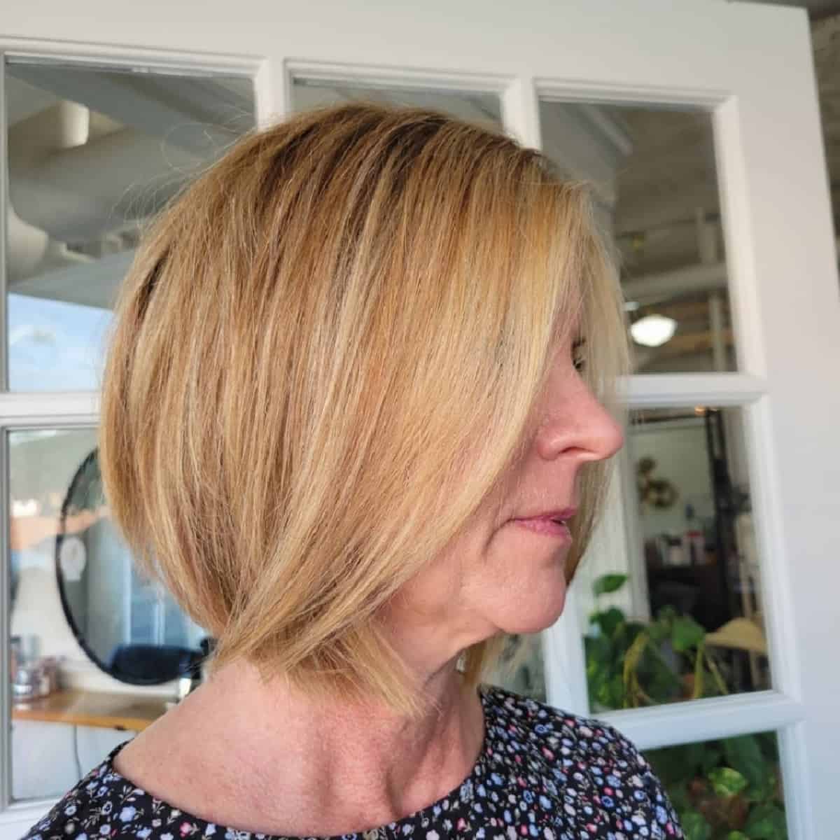 Bob blond pour les femmes de plus de 60 ans