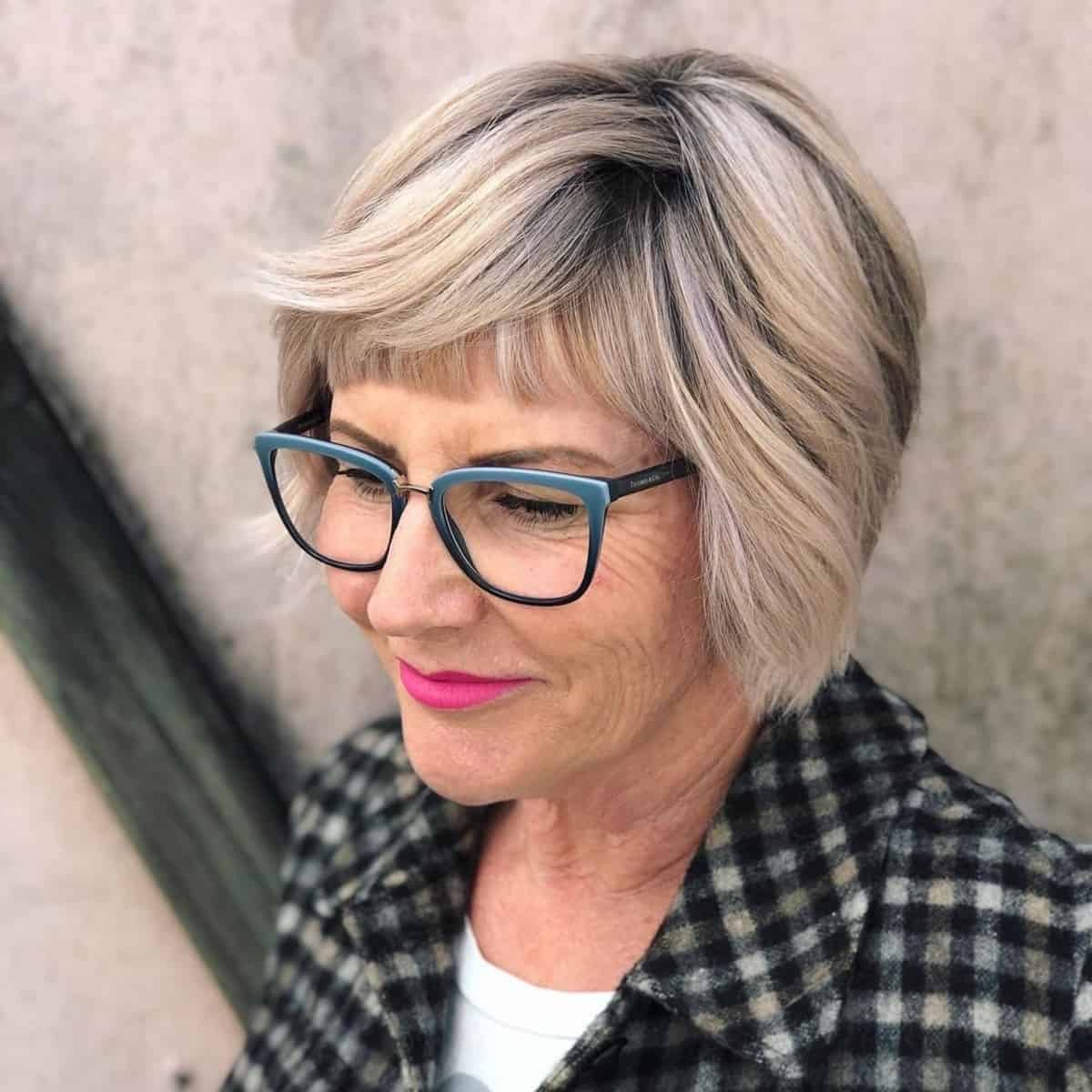 Bob court inspiré de celui de grand-mère pour les femmes avec des lunettes.