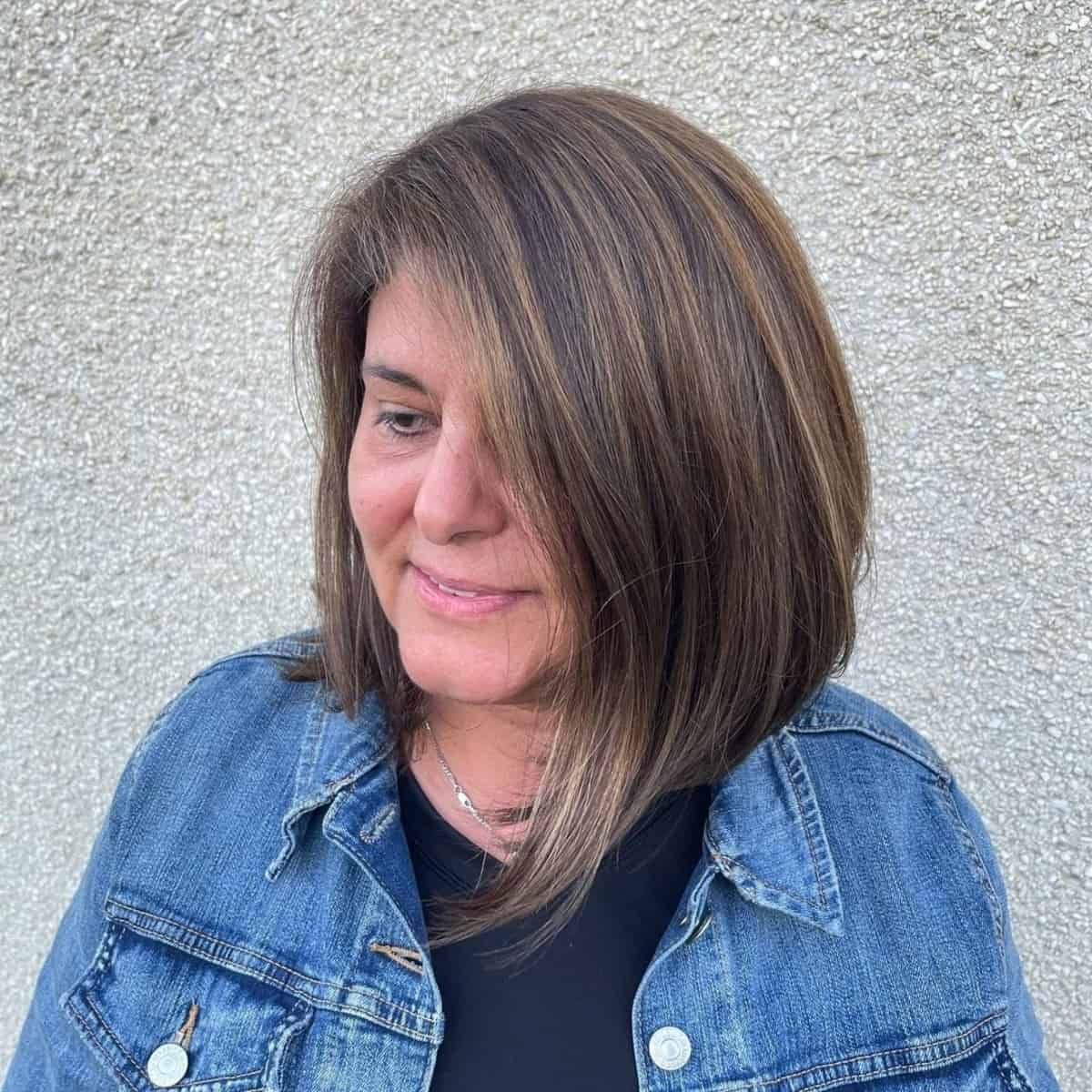 Bob long pour les femmes de plus de 60 ans au visage rond