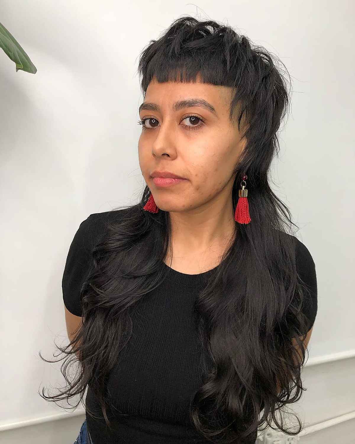Coiffure longue avec sous-coupe pour les femmes aux cheveux épais