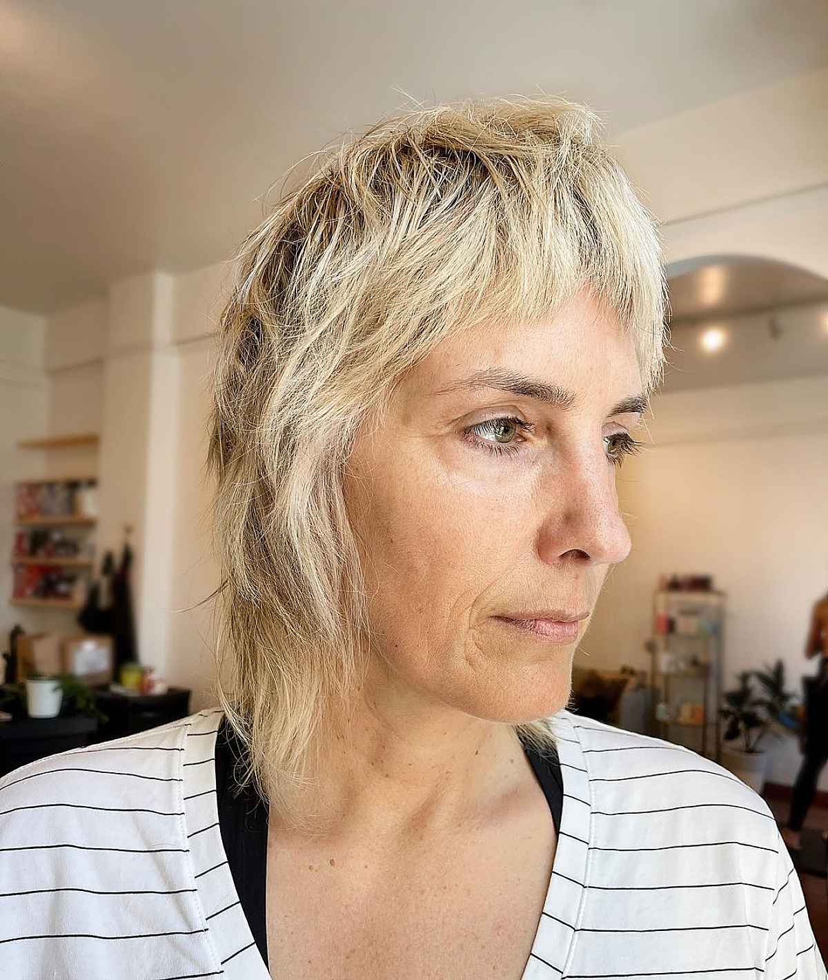 Coupe hirsute pour les femmes plus âgées qui ne se soucient pas trop de leur apparence.