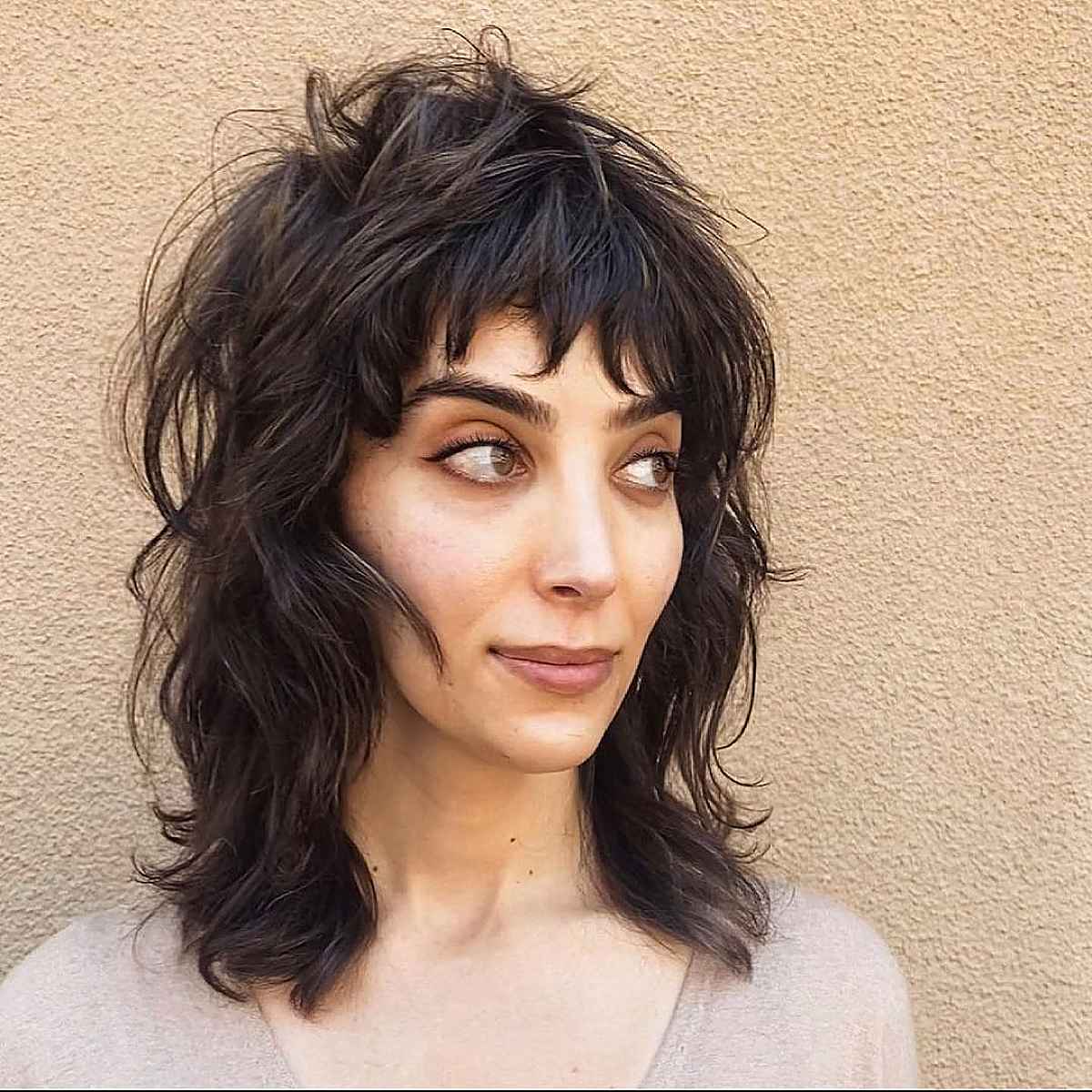 Cheveux mi-longs avec franges coupées