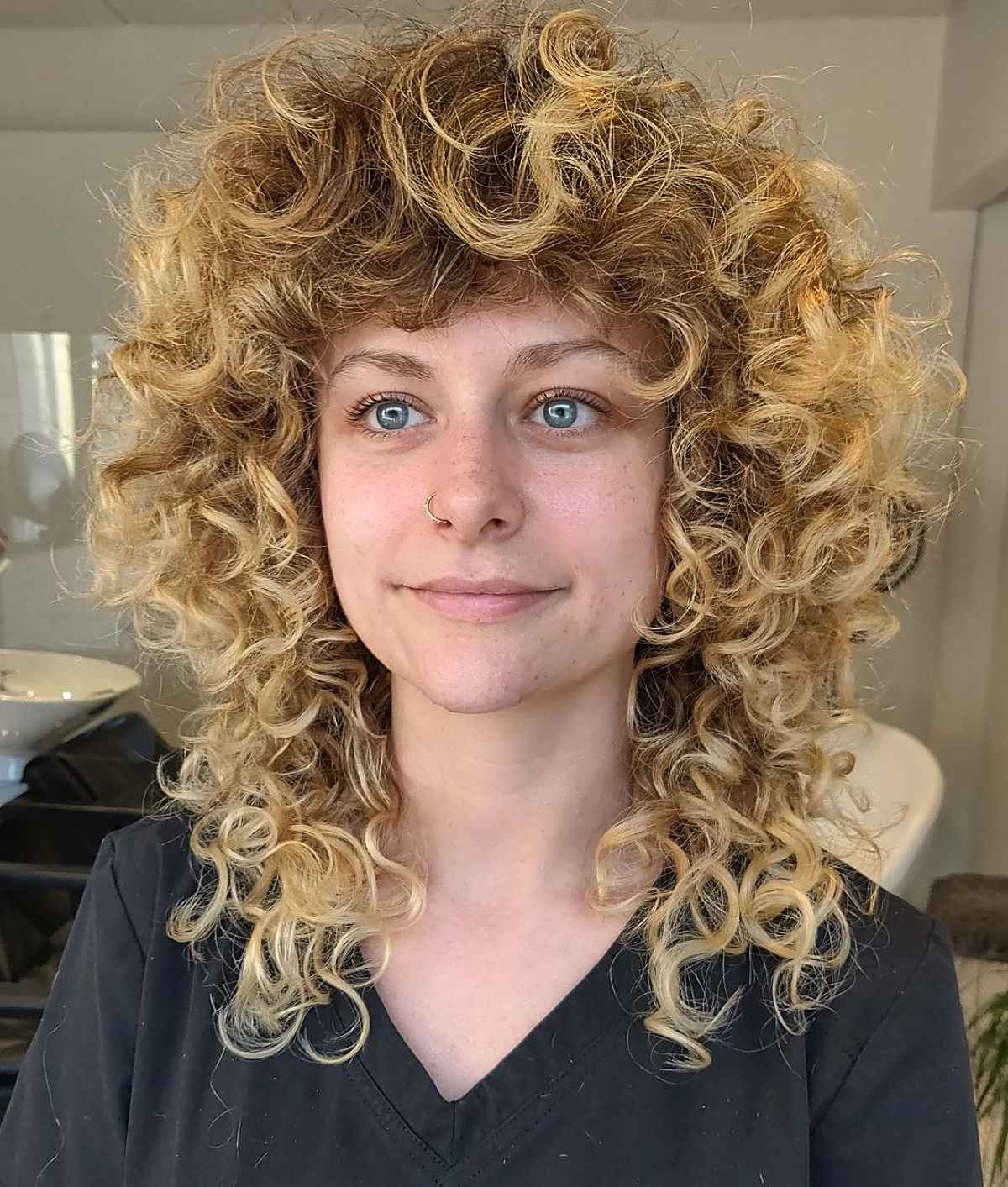 Coiffure bouclée avec frange bouclée