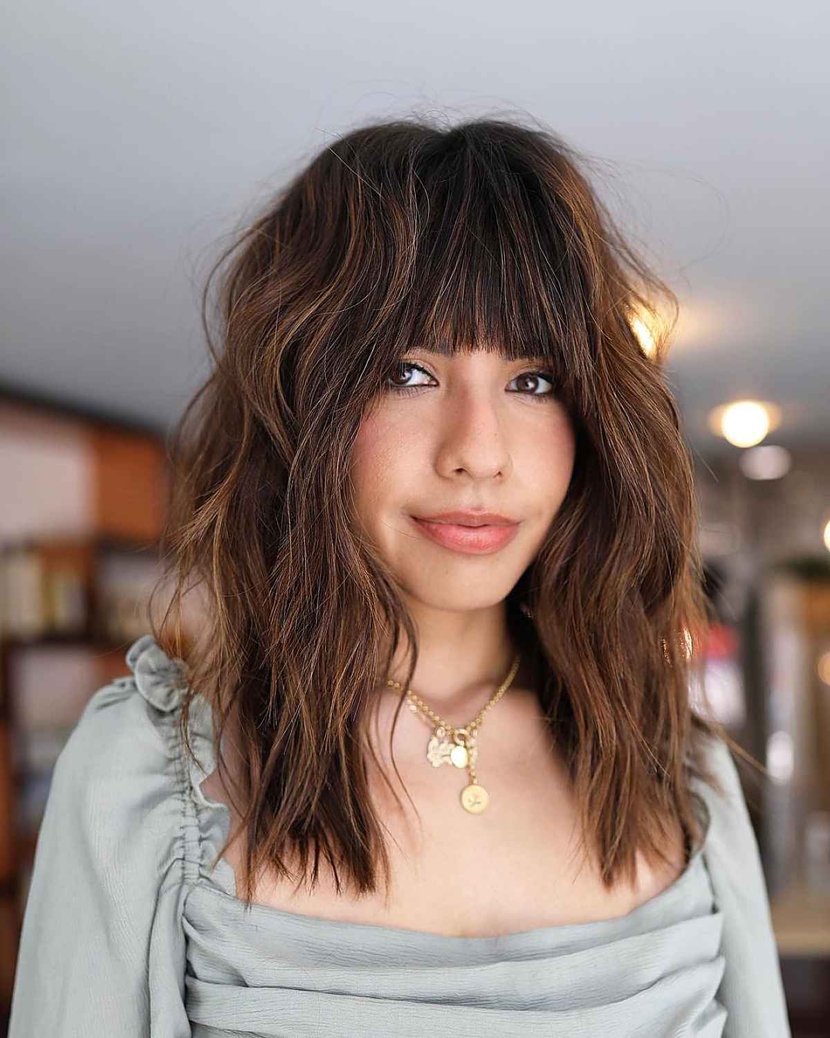 Coiffure hirsute avec frange