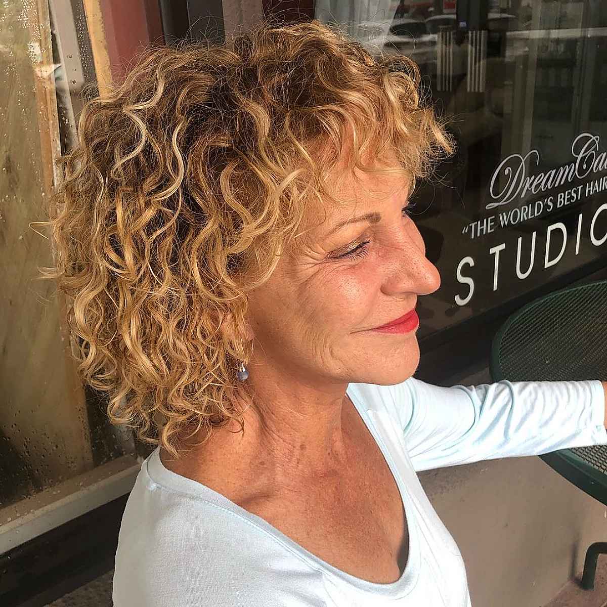 Coupe de cheveux bouclée et texturée pour les femmes de plus de 50 ans