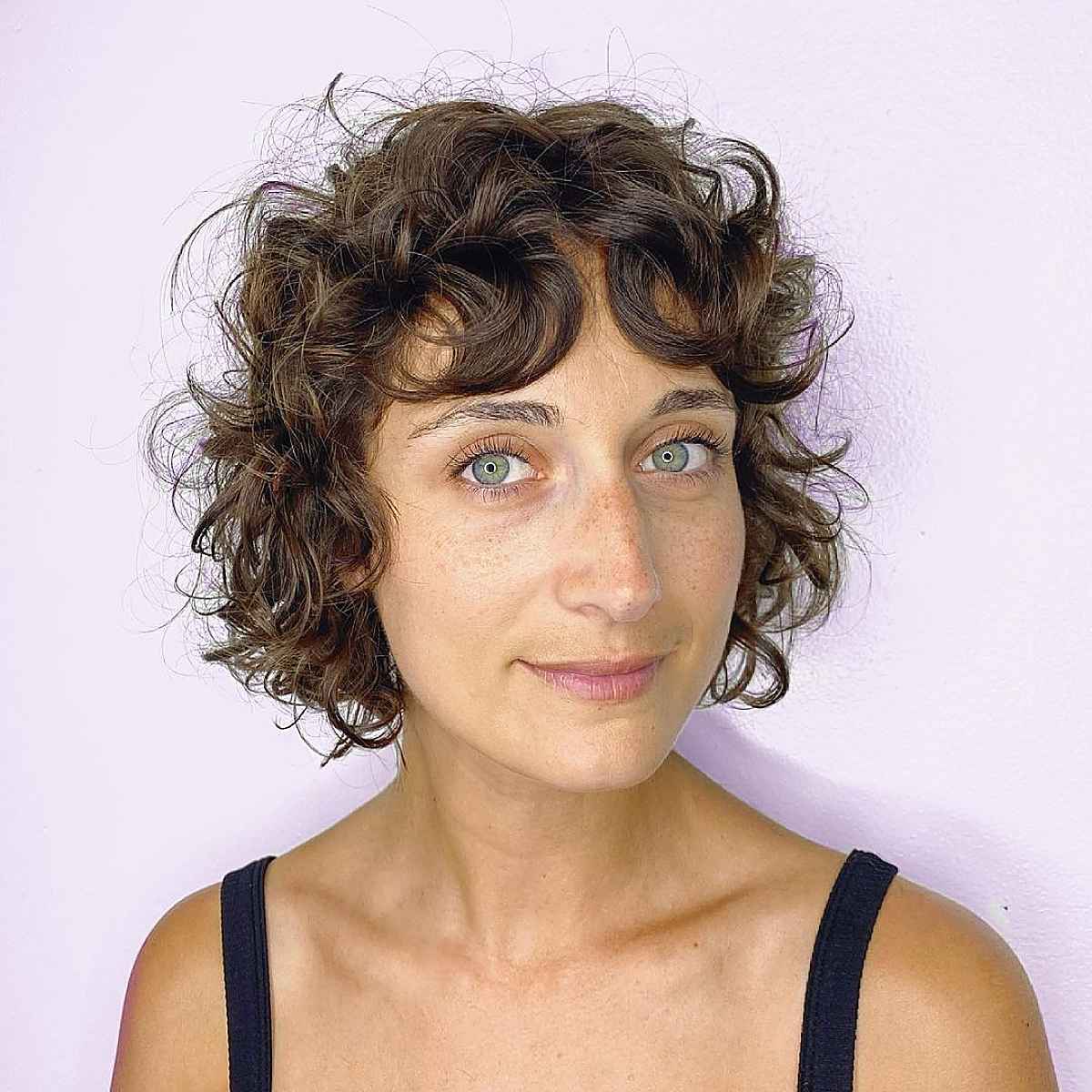 Coupe courte hirsute pour les femmes bouclées de plus de 30 ans
