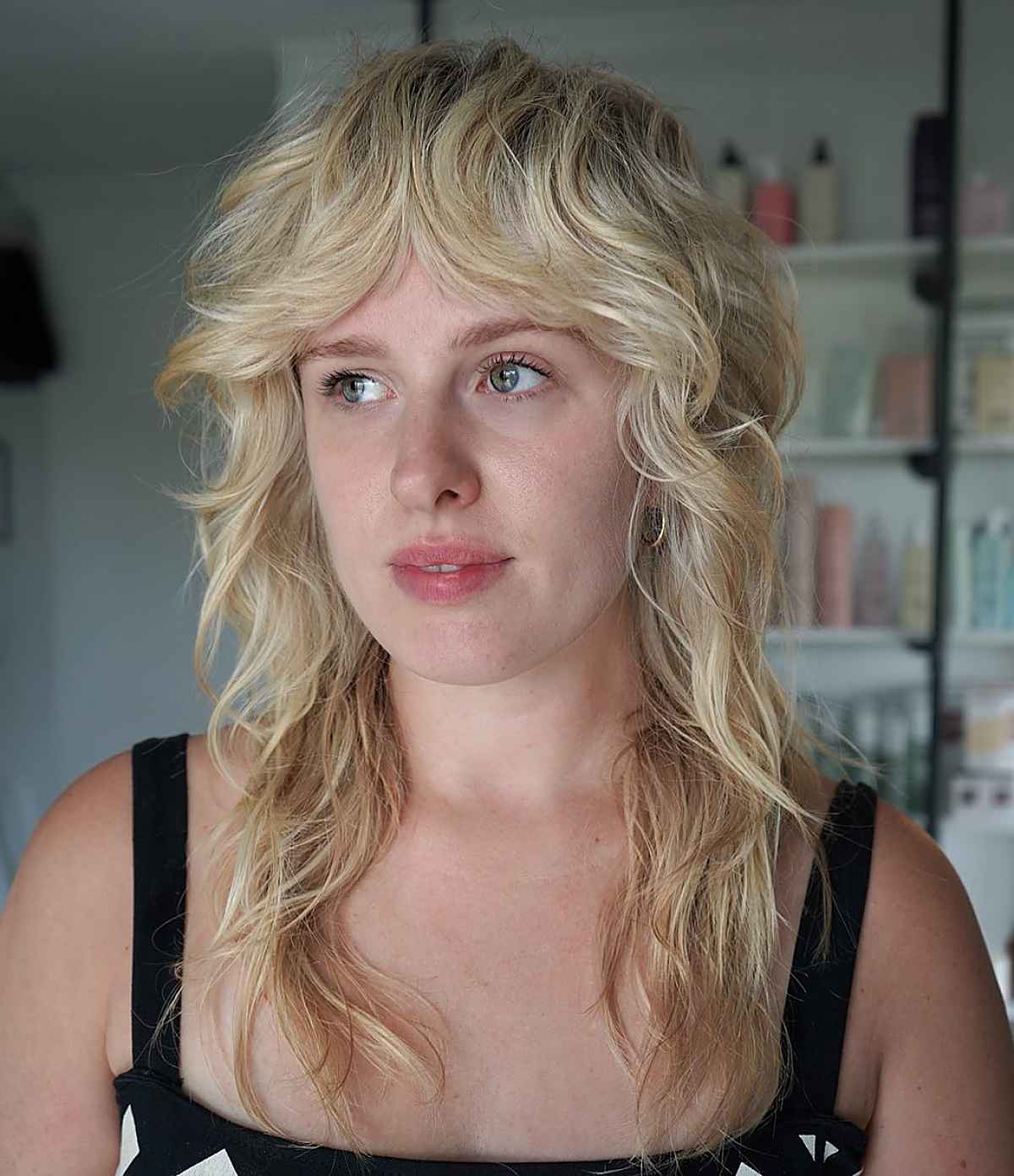 Coiffure moderne avec des boucles lâches