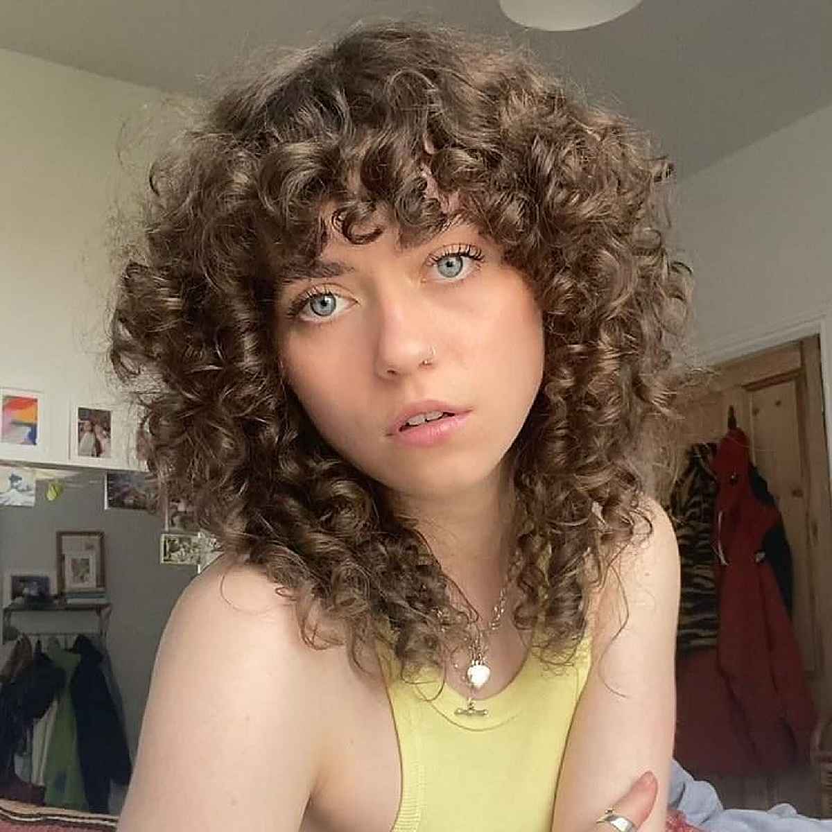 Boucles hirsutes mi-longues