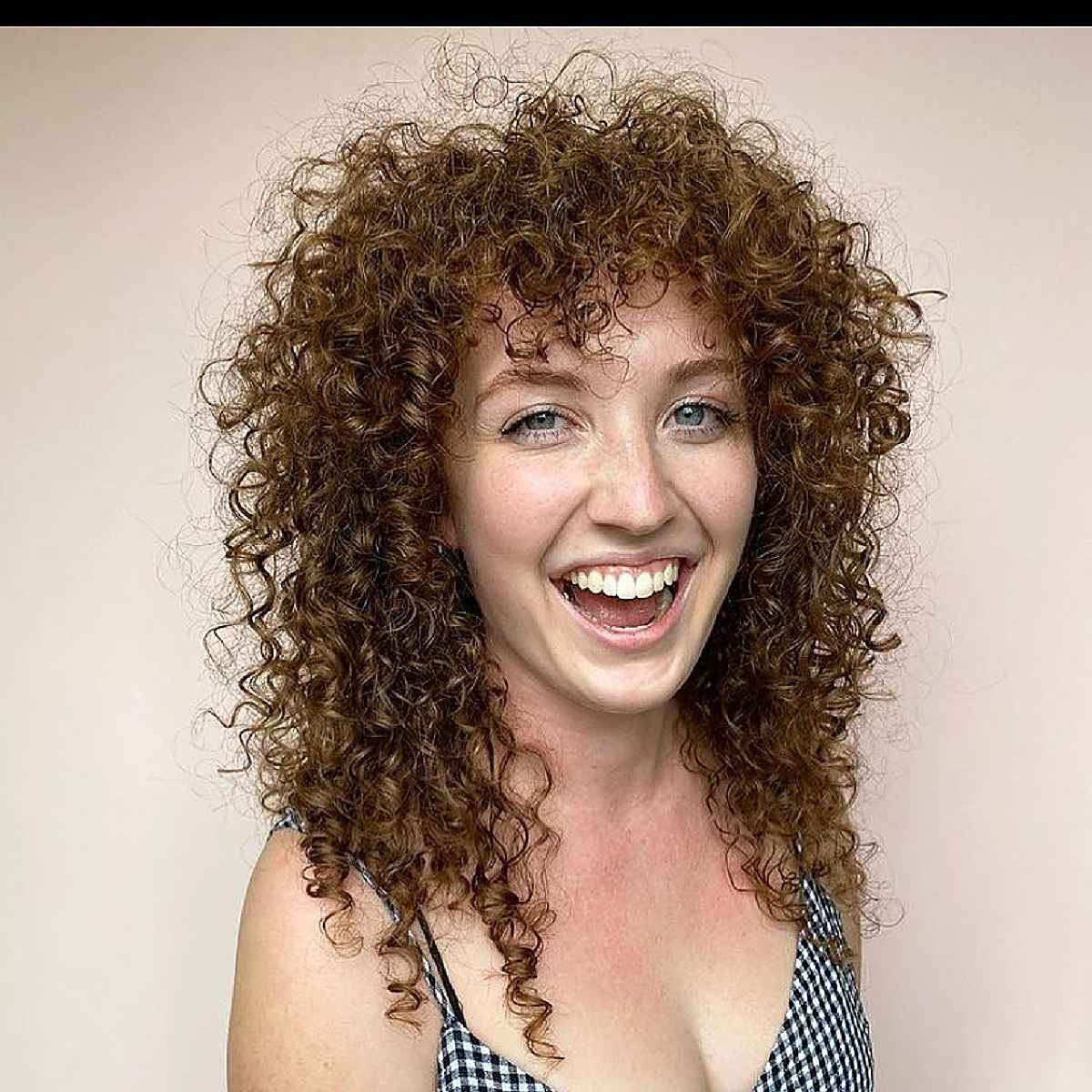 Coiffure gitane pour cheveux bouclés