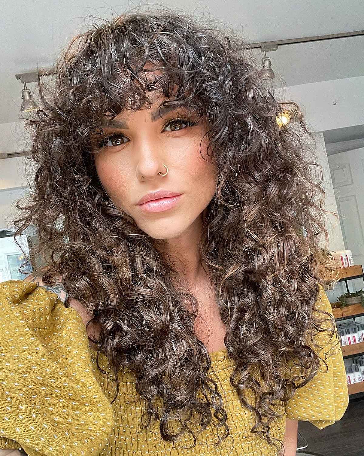 Cheveux bouclés hirsutes avec franges