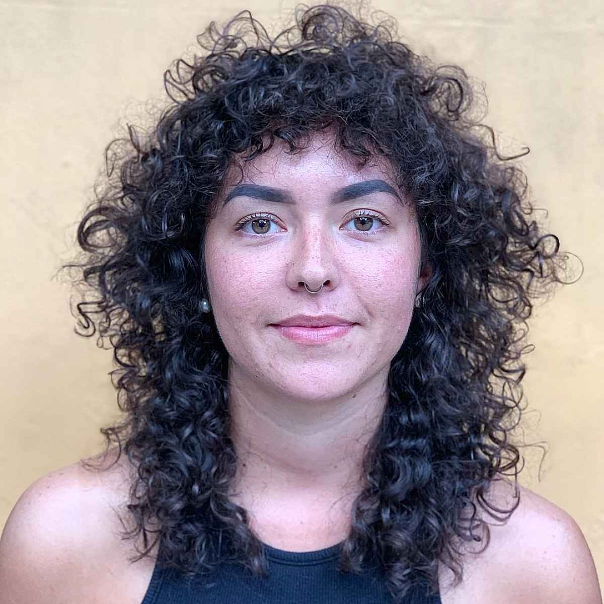Cheveux bouclés mi-longs