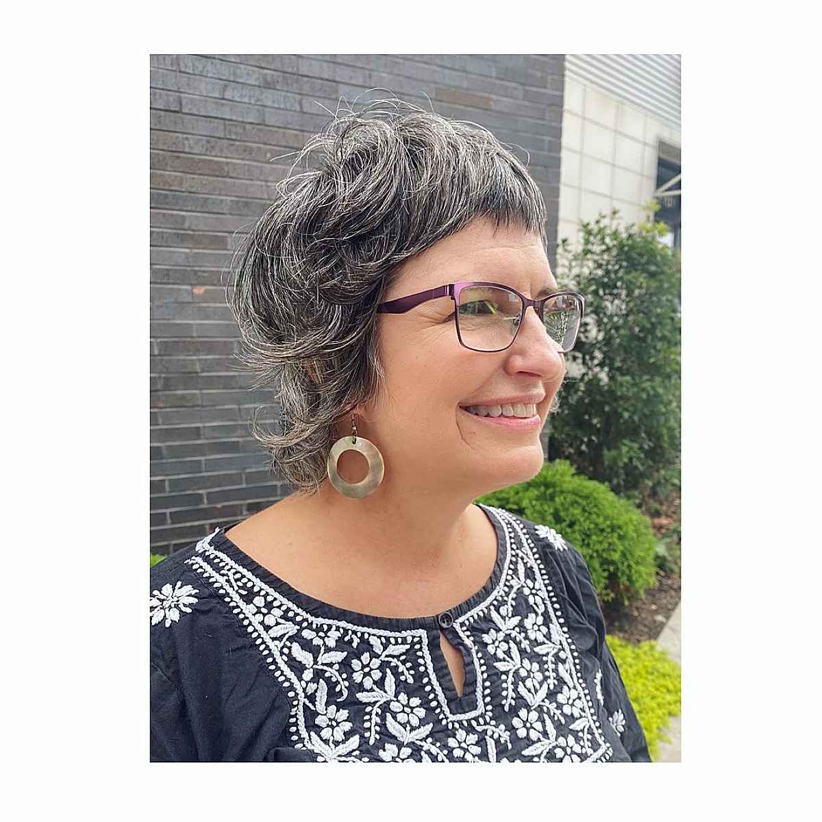Cheveux courts poivre et sel pour les femmes de plus de 60 ans