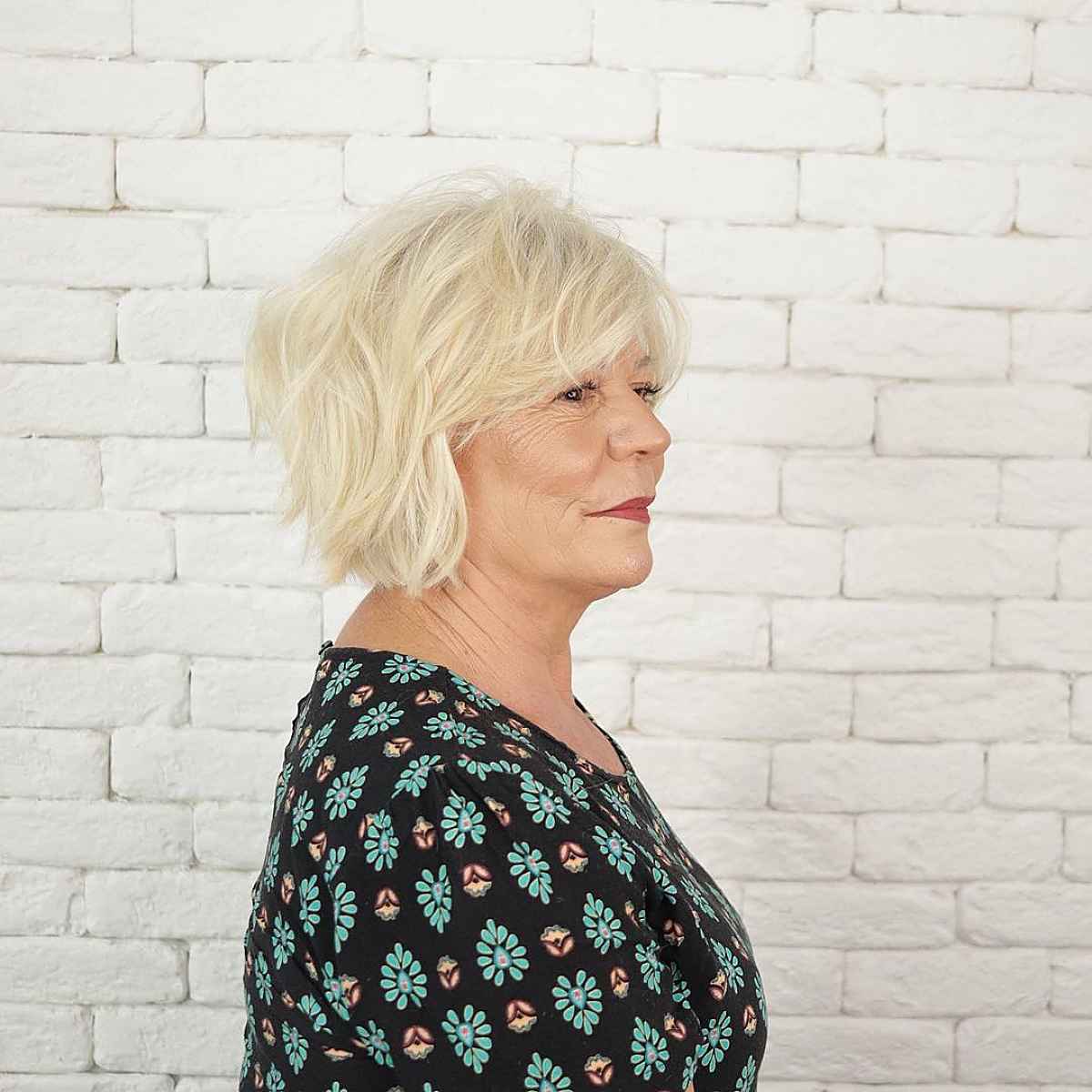 Chute de cheveux avec frange latérale pour femmes plus âgées