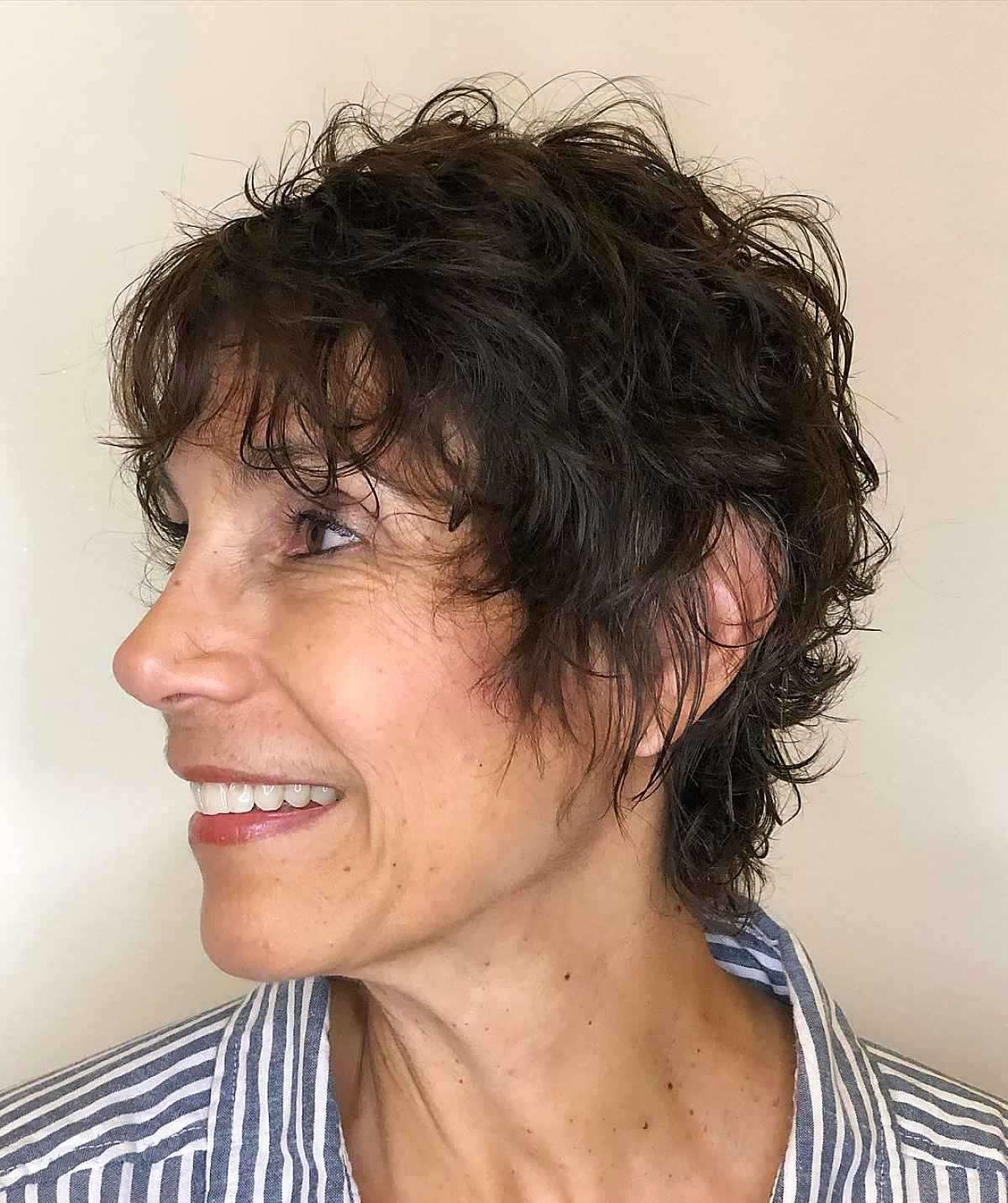 Cheveux hirsutes lavés et portés avec une frange de rideau