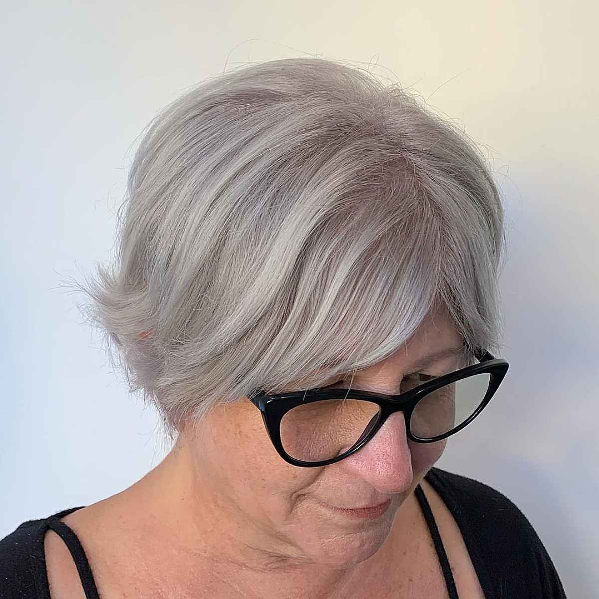 Frange en rideau pour les femmes de plus de 60 ans aux cheveux courts