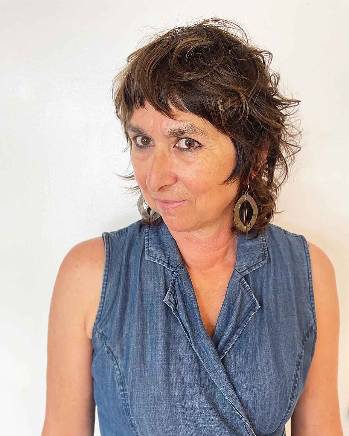 Coupe de cheveux hirsute avec frange pour les femmes de plus de 60 ans