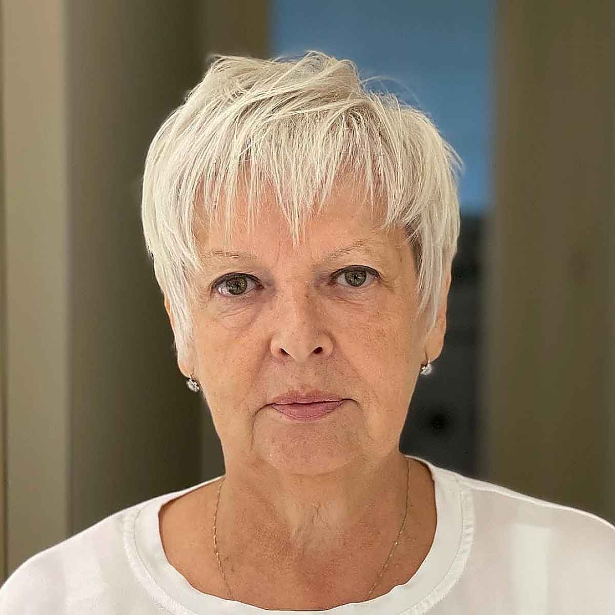 Une frange ondulée pour les femmes de 60 ans et plus