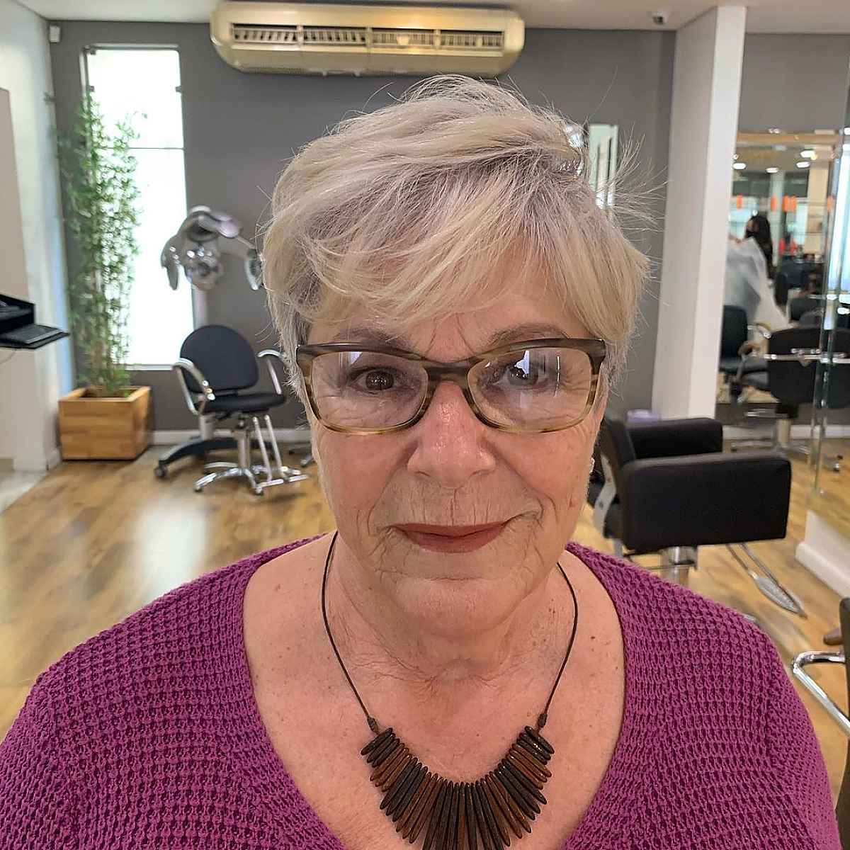 Coupe Pixie argentée avec frange et lunettes