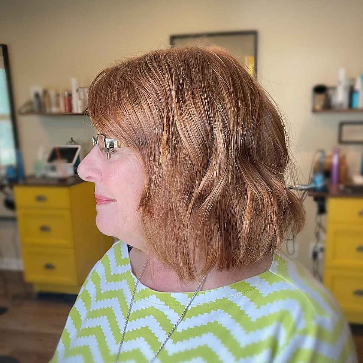 Chute de cheveux pour les femmes de plus de 60 ans avec des lunettes