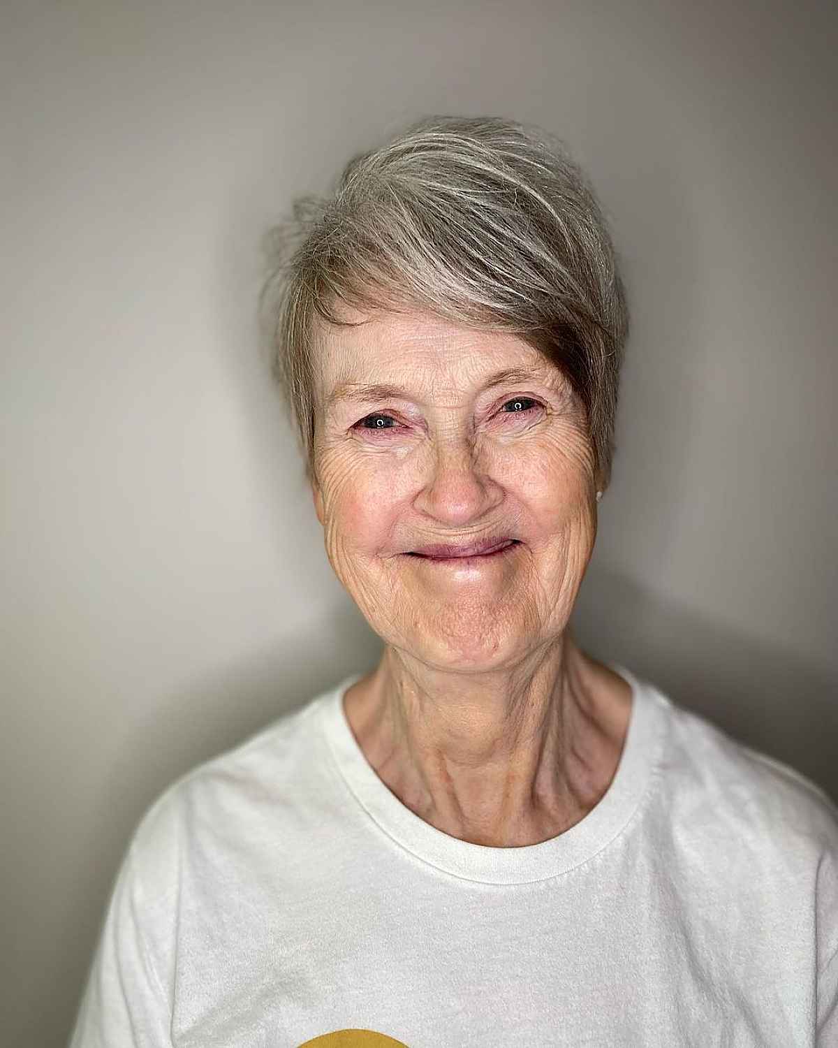 Coiffure messy grey Pixie pour les femmes de plus de 60 ans.