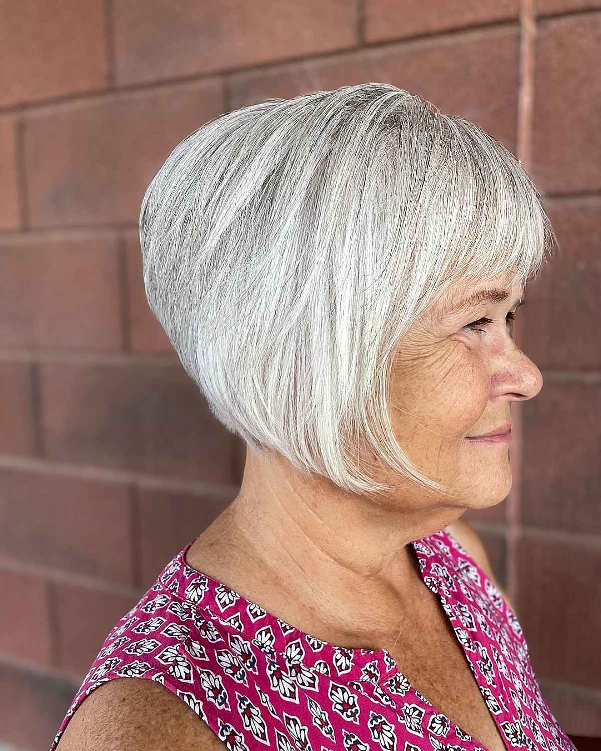 Coupe de cheveux dégradée pour les femmes ayant passé la soixantaine