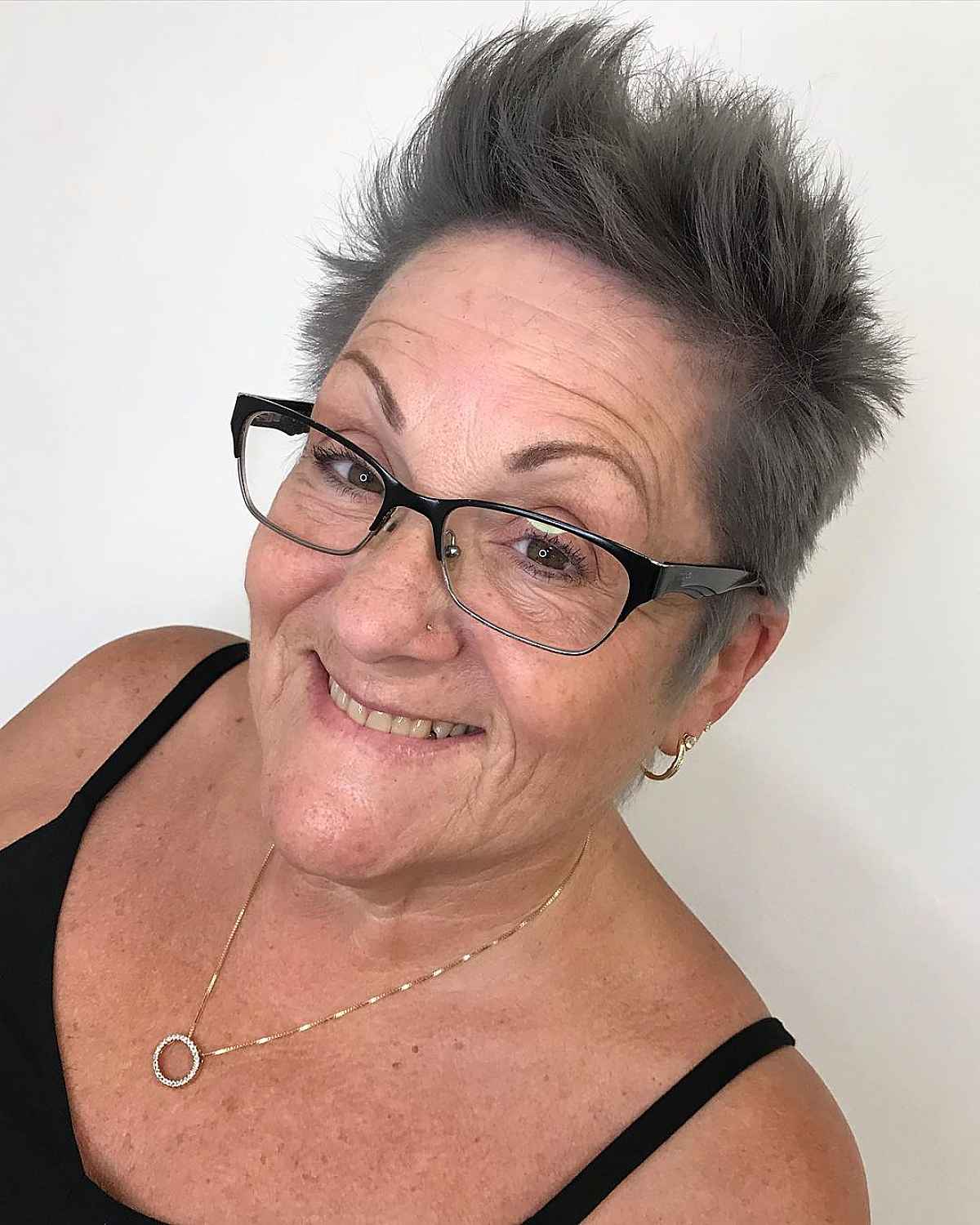 Easy Spiky Pixie pour les femmes âgées de plus de 60 ans