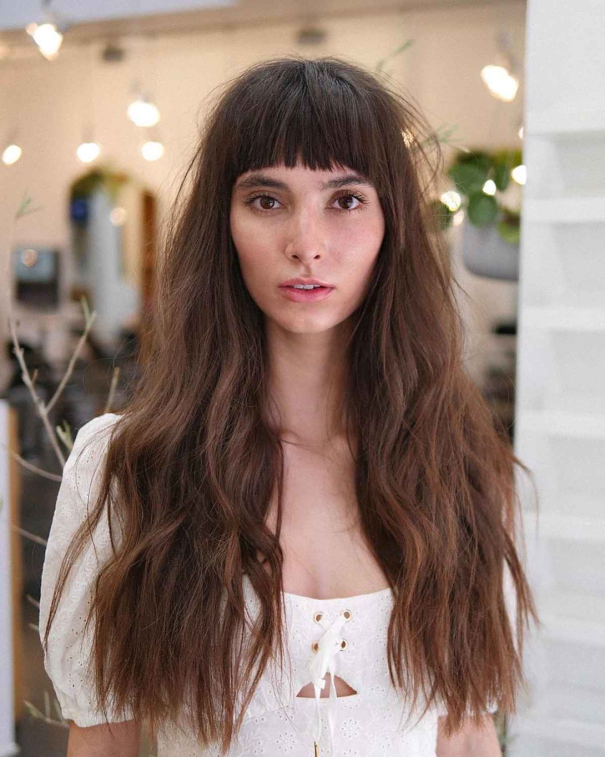 Cheveux longs avec une frange arrondie