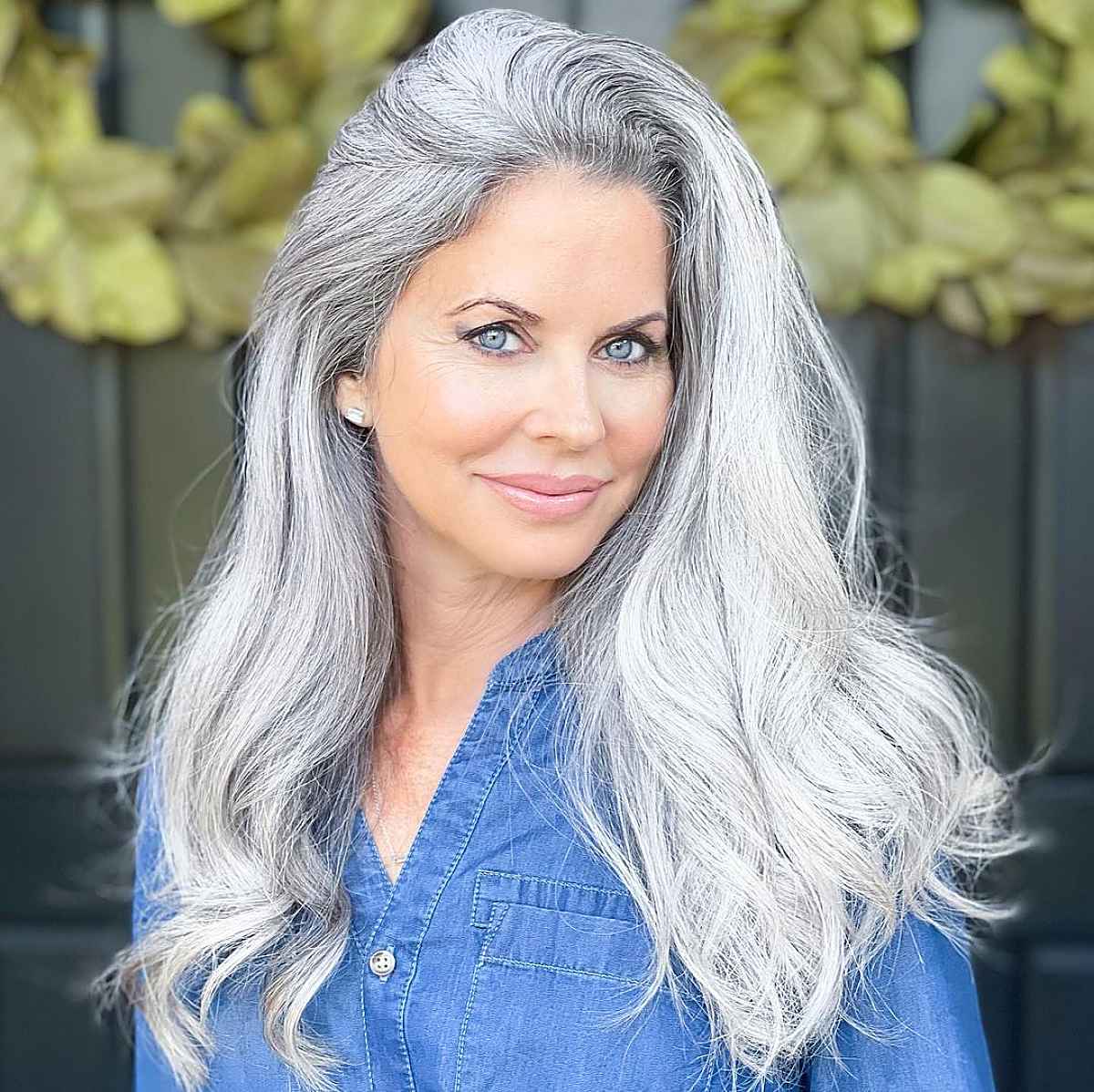 Coiffure longue pour les femmes de plus de 50 ans au front large.