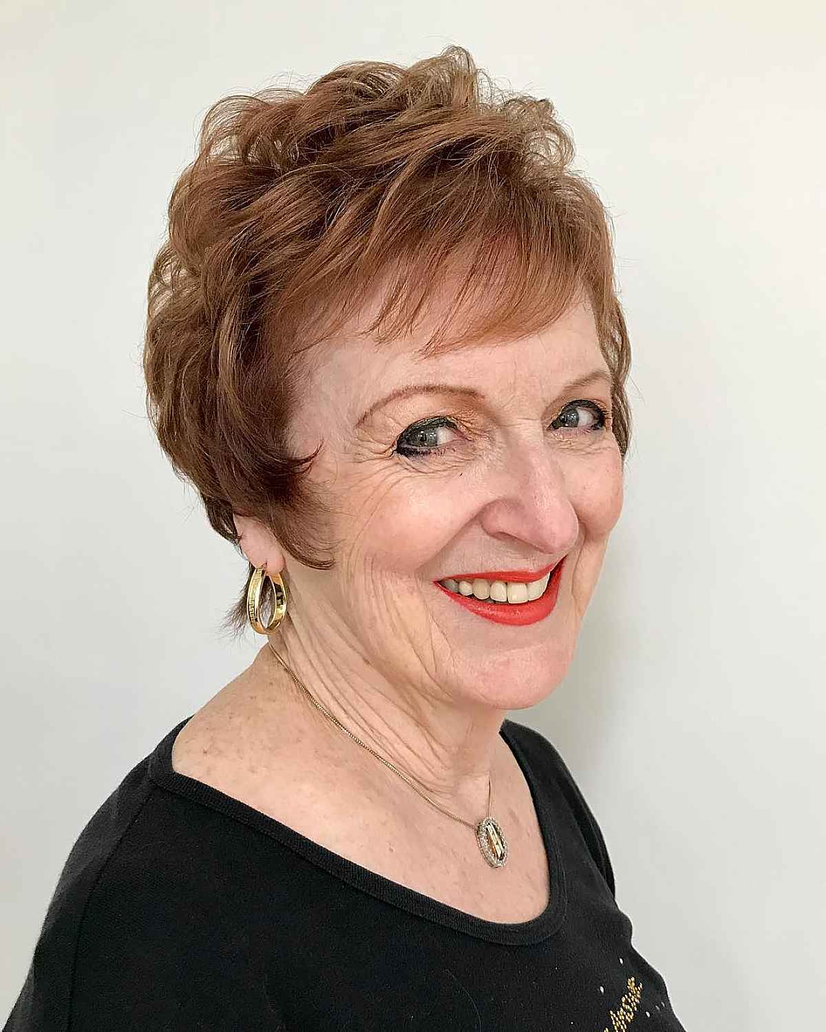Coupe Pixie avec frange pour les femmes de plus de 60 ans